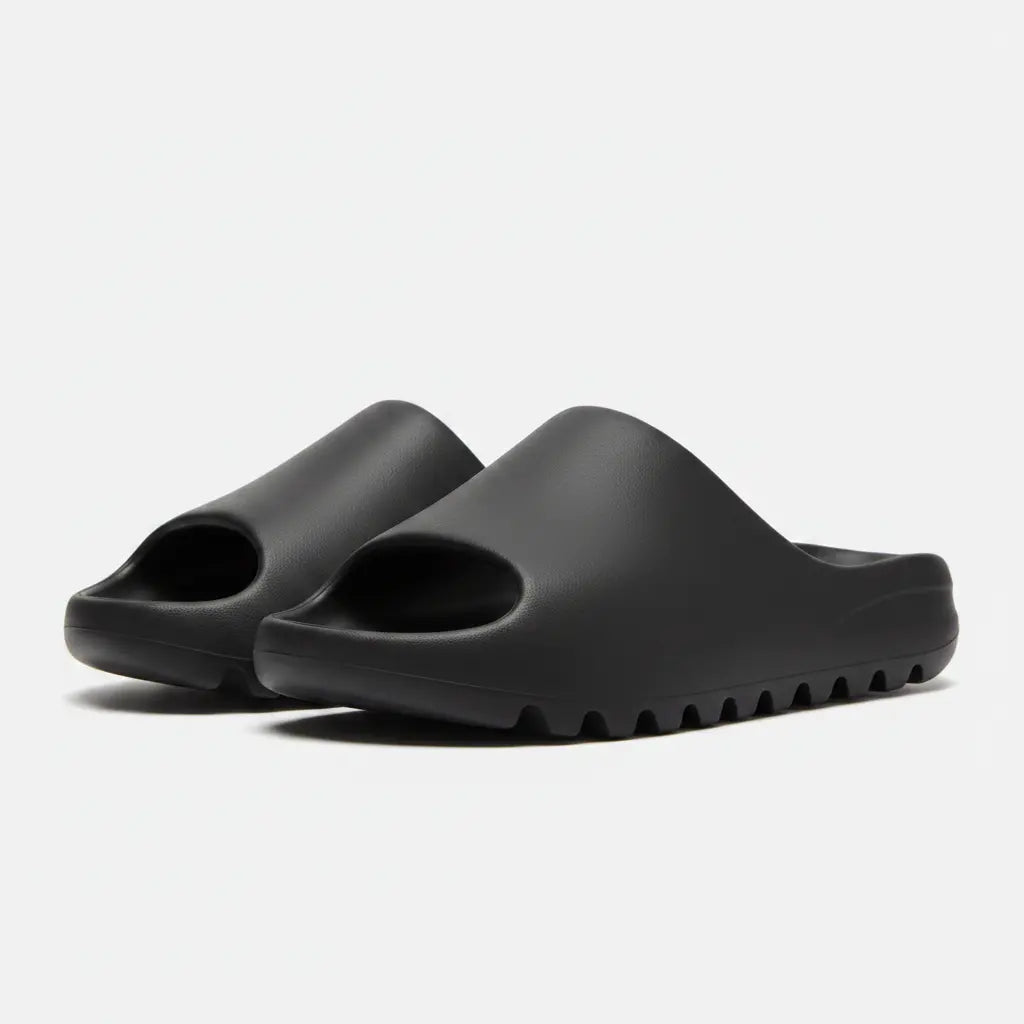 Yeezy Slide - elölnézet, egységes irány