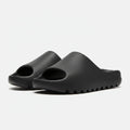 Yeezy Slide - elölnézet, egységes irány