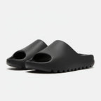 Yeezy Slide - elölnézet, egységes irány