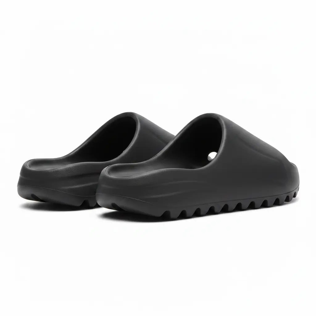 Yeezy Slide - hátulnézet, alacsonyabb sarok